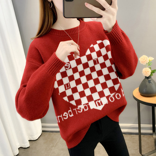 Női kockás pulóver ovális nyakkivágással, hímzett felirattal
