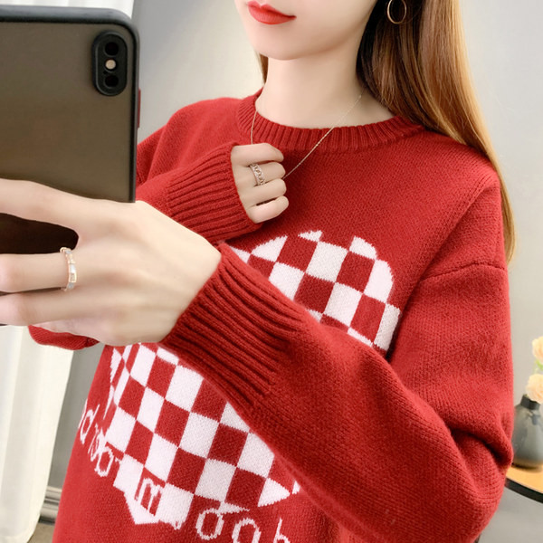 Női kockás pulóver ovális nyakkivágással, hímzett felirattal