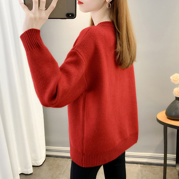 Női kockás pulóver ovális nyakkivágással, hímzett felirattal