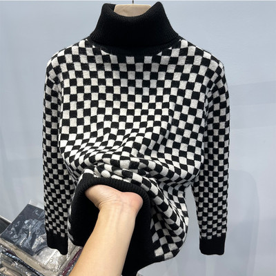 Modern női pulóver magas pólógallérral - fekete-fehér színben