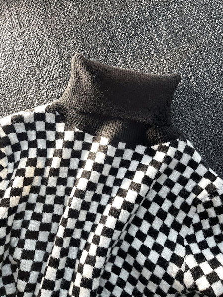 Modern női pulóver magas pólógallérral - fekete-fehér színben