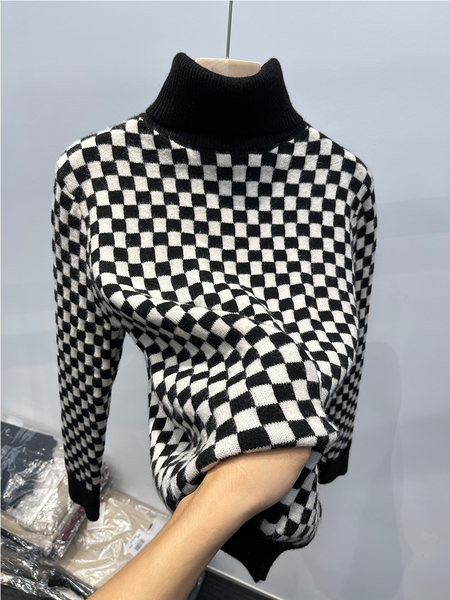Modern női pulóver magas pólógallérral - fekete-fehér színben
