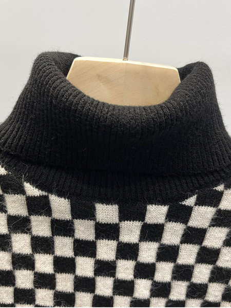 Modern női pulóver magas pólógallérral - fekete-fehér színben