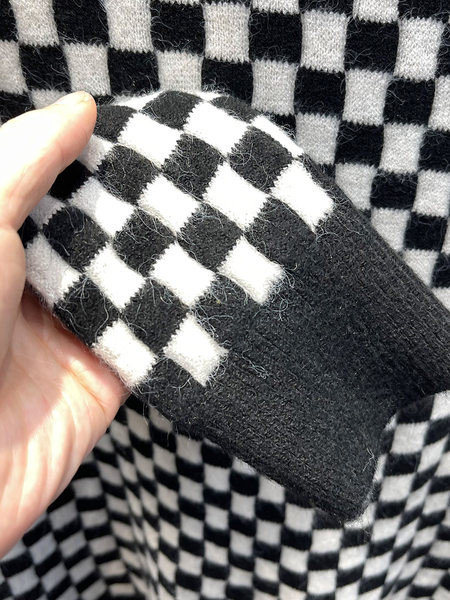 Modern női pulóver magas pólógallérral - fekete-fehér színben