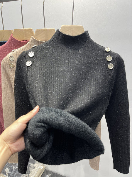 Ζεστό χειμωνιάτικο πουλόβερ με κουμπιά και φόδρα