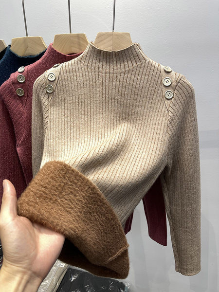 Ζεστό χειμωνιάτικο πουλόβερ με κουμπιά και φόδρα