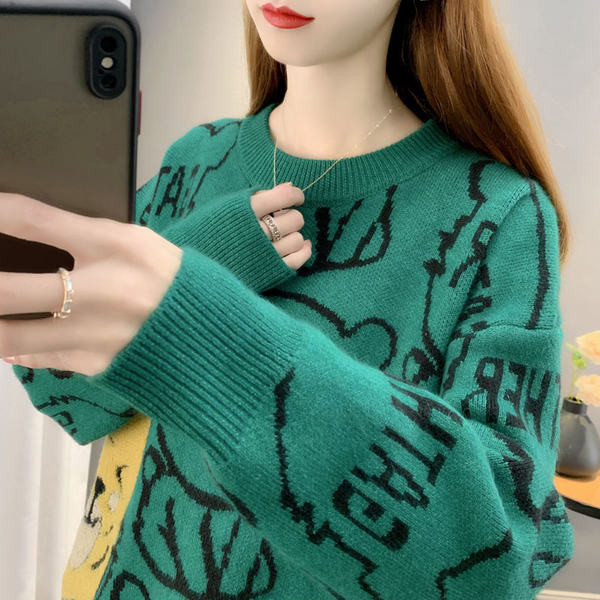 Női téli pulóver ovális nyakkivágással és hímzéssel