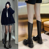 Retro stílusú, vastag sarkú női magas csizma