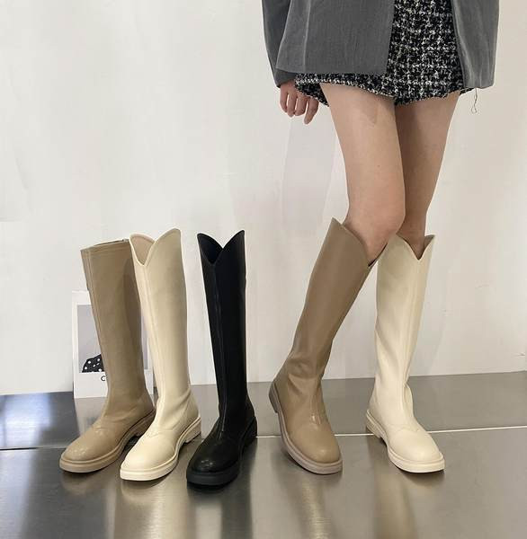 Naiste vabaaja saapad kunstnahast - kaks mudelit