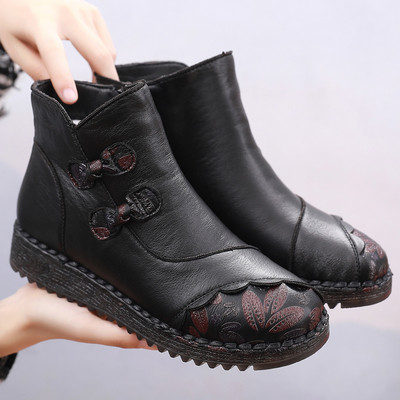 Öko bőrből készült női csizma hímzéssel