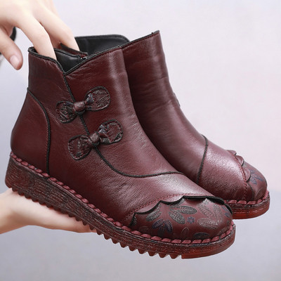 Öko bőrből készült női csizma hímzéssel