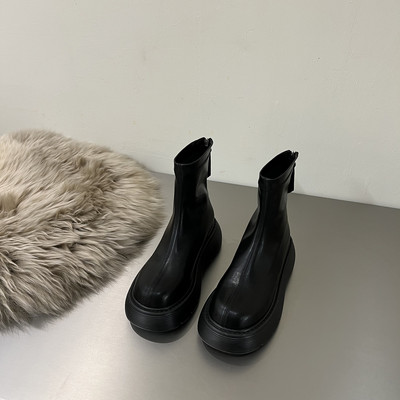 Naiste nahast saapad lameda talla ja lukuga