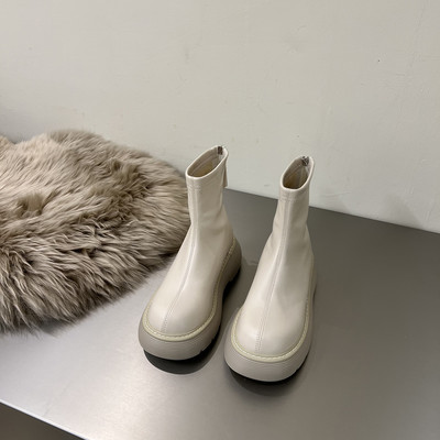 Naiste nahast saapad lameda talla ja lukuga