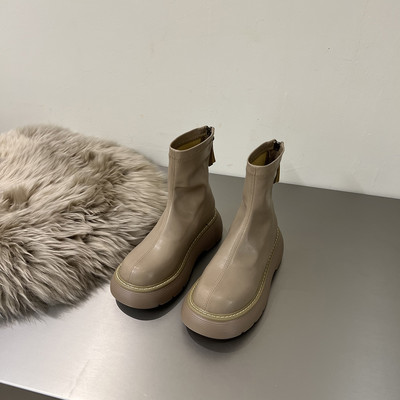 Naiste nahast saapad lameda talla ja lukuga