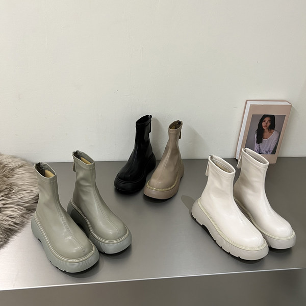 Naiste nahast saapad lameda talla ja lukuga