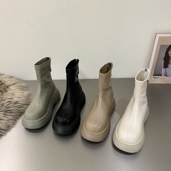 Naiste nahast saapad lameda talla ja lukuga