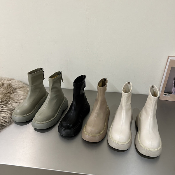 Naiste nahast saapad lameda talla ja lukuga