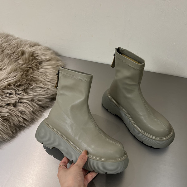 Naiste nahast saapad lameda talla ja lukuga