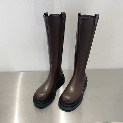 Moodsad naiste kunstnahast saapad kolmes värvitoonis