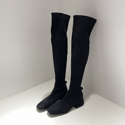 Praegused naiste saapad üle põlve