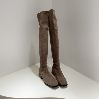 Praegused naiste saapad üle põlve