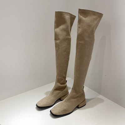 Praegused naiste saapad üle põlve