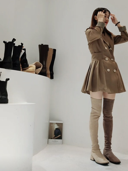 Praegused naiste saapad üle põlve