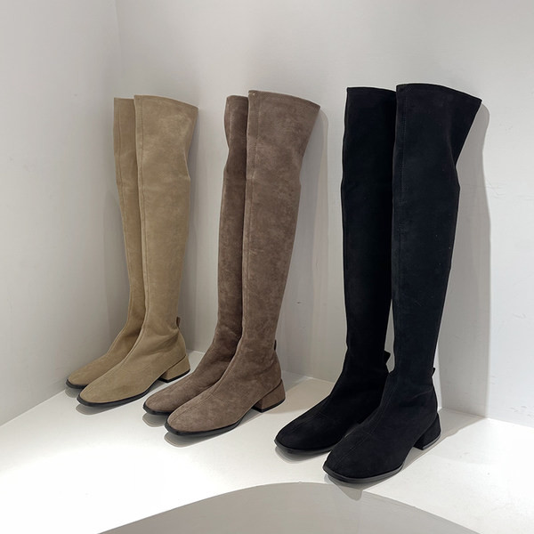 Praegused naiste saapad üle põlve