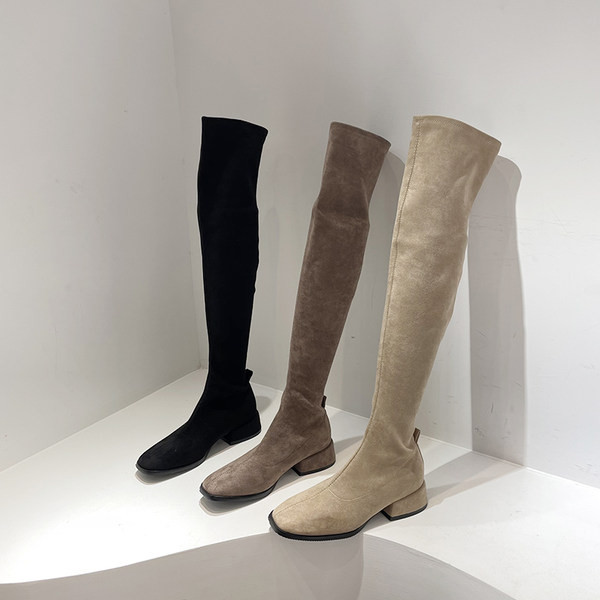 Praegused naiste saapad üle põlve