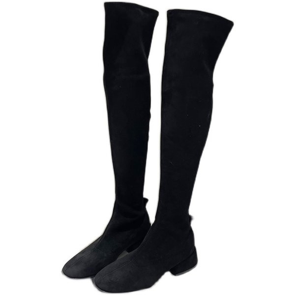 Praegused naiste saapad üle põlve