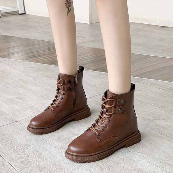 Női csizma fűzővel és lapos talppal