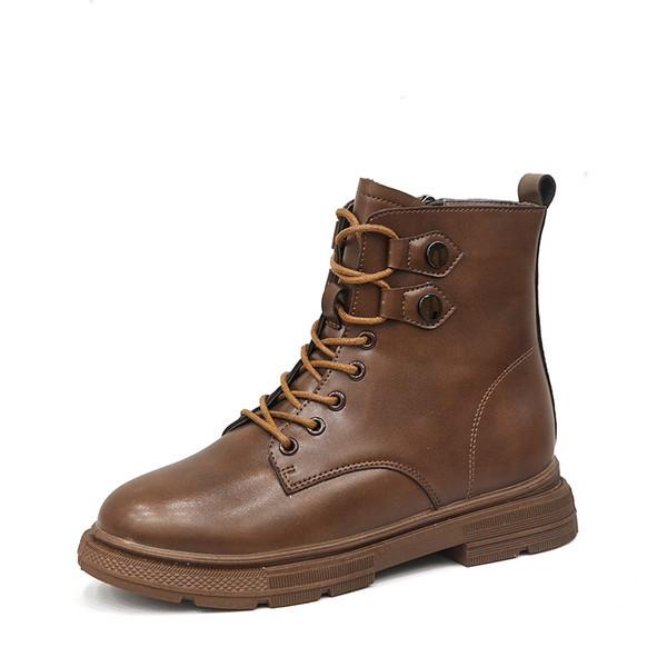 Női csizma fűzővel és lapos talppal