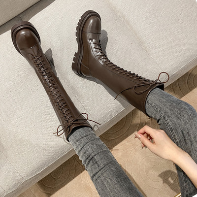 Stílusos női bőrcsizma lekerekített fűzős mintával