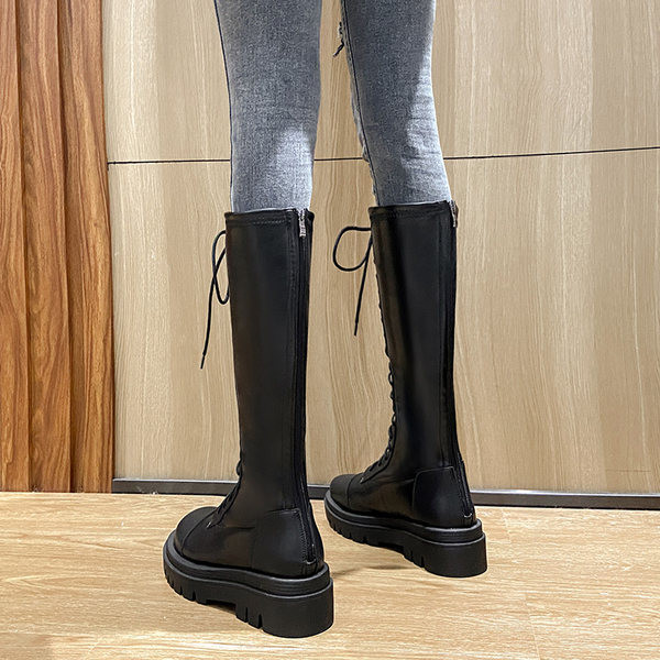 Stílusos női bőrcsizma lekerekített fűzős mintával