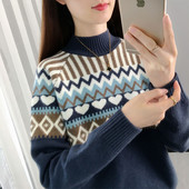 Aplikatsiooni ja klassikalise kraega naiste talvekampsun