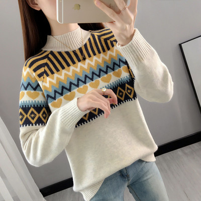 Aplikatsiooni ja klassikalise kraega naiste talvekampsun