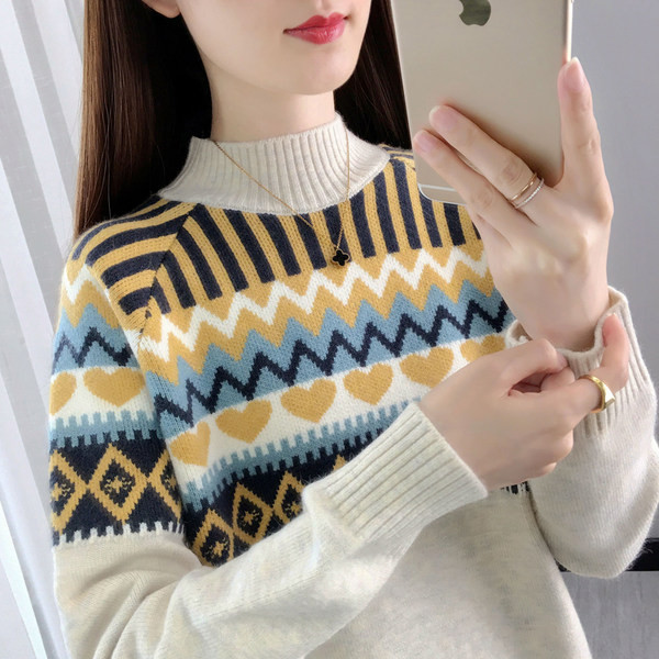 Aplikatsiooni ja klassikalise kraega naiste talvekampsun