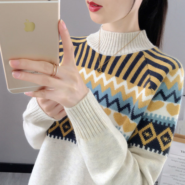 Aplikatsiooni ja klassikalise kraega naiste talvekampsun