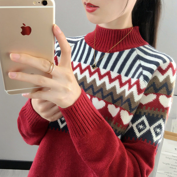 Aplikatsiooni ja klassikalise kraega naiste talvekampsun