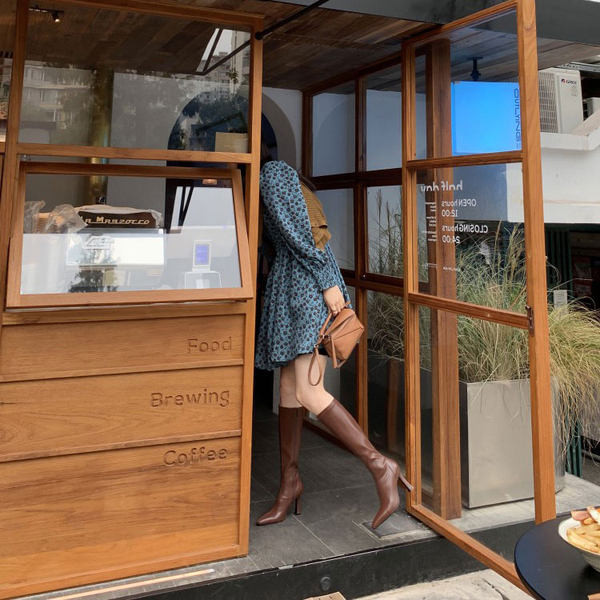 Elegantsed kõrgete kontsadega kunstnahast naiste saapad