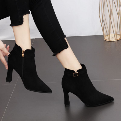 Modern női csizma csattal és 9 cm magas sarokkal