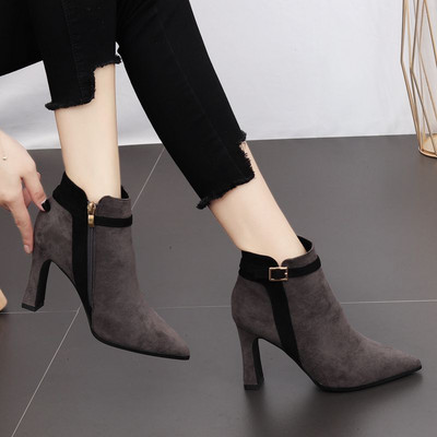 Modern női csizma csattal és 9 cm magas sarokkal