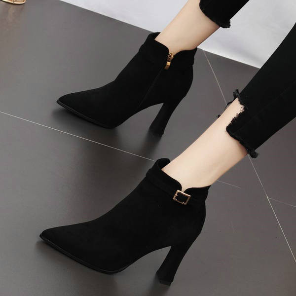 Modern női csizma csattal és 9 cm magas sarokkal