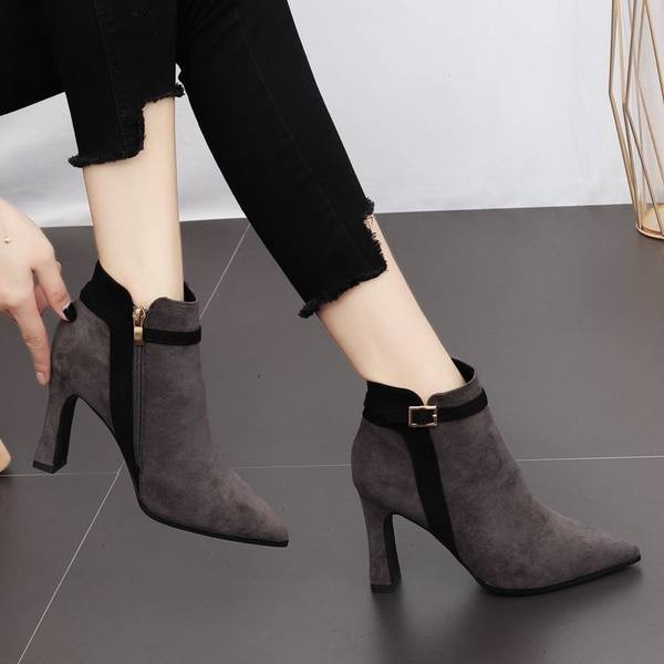 Modern női csizma csattal és 9 cm magas sarokkal