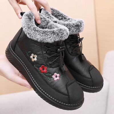 Női alkalmi csizma meleg béléssel és hímzett virágokkal