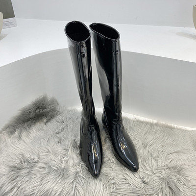 Naiste lakknahast saapade teritatud mudel