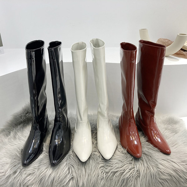 Naiste lakknahast saapade teritatud mudel