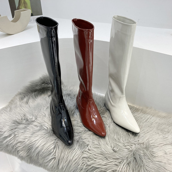 Naiste lakknahast saapade teritatud mudel