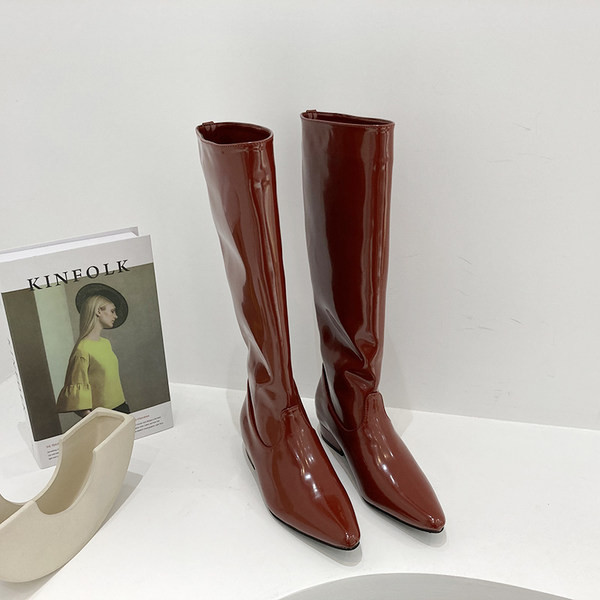 Naiste lakknahast saapade teritatud mudel