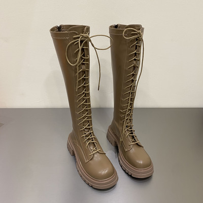 Naiste pikad ristsidemetega saapad